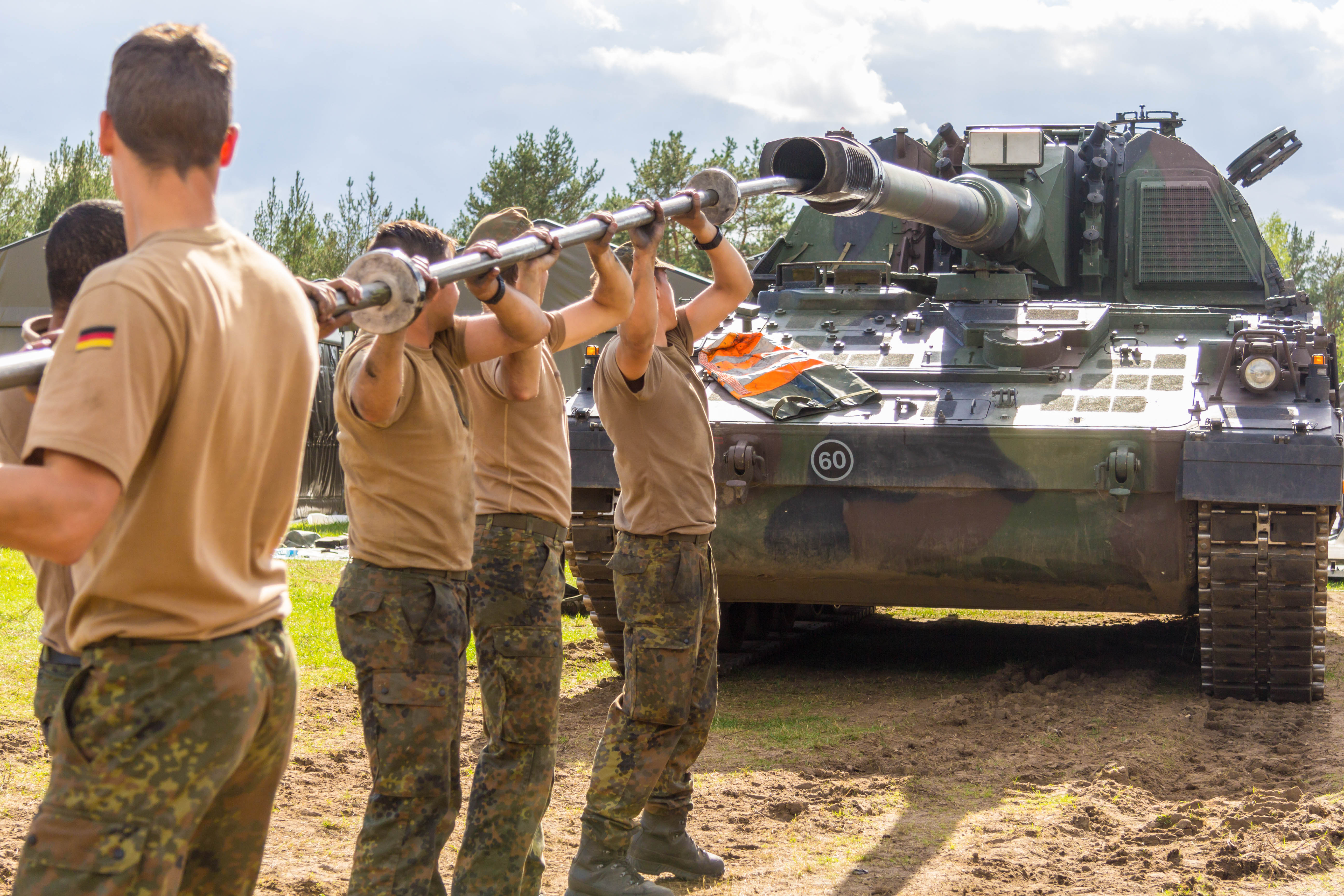 Soldaten bei der Arbeit am Panzer
