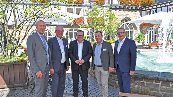 Unternehmergespräch mit NRW Verkehrsminister Krischer Oliver Krischer, NRW-Minister für Umwelt, Naturschutz und Verkehr mit Hauptgeschäftsführer Jörg Nolte, Präsident Andreas Rother und den Vize-Präsidenten Andreas Deimann und Andreas Knappstein.