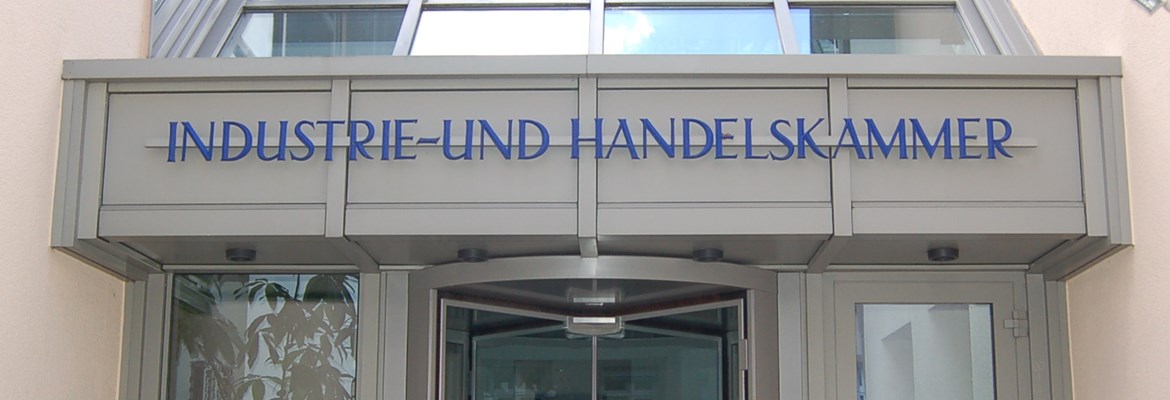 Der Haupteingang der IHK Arnsberg.